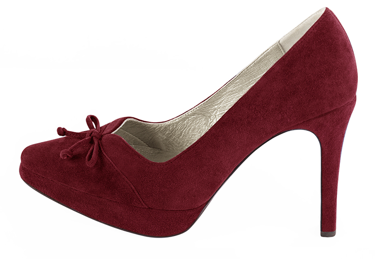 Burgundy red women's dress pumps, with a knot on the front. Tapered toe. Very high slim heel with a platform at the front. Profile view - Florence KOOIJMAN